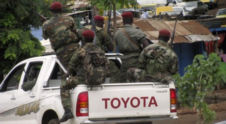 Les forces de sécurité guinéennes patrouillent à Conakry, le 19 juillet 2011. REUTERS/STR New