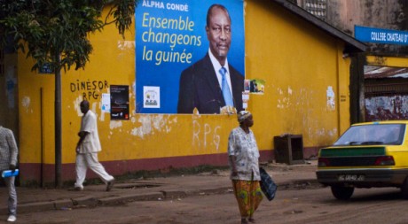 Une affiche d'Alpha Condé dans une rue de Conakry, septembre 2010. © REUTERS/STR New