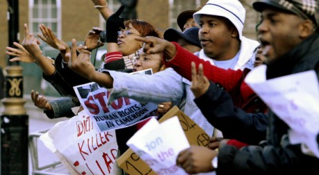 Protestations de Camerounais lors d'une visite de Paul Biya à Londres, mars 2004 © Jim Watson/AFP