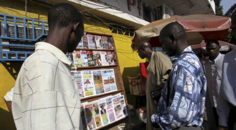 Des Guinéens devant un kiosque à Conakry, décembre 2009. © REUTERS/Reuters Staff