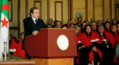 Le président Abdelaziz Bouteflika avec des magistrats algériens, le 20 octobre 1999. REUTERS/Zohra Bensemra