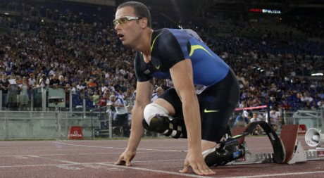 Oscar Pistorius se prépare pour un 400 mètres au Stade olympique de Rome, le 11 juillet 2008. REUTERS/Alessandro Bianchi