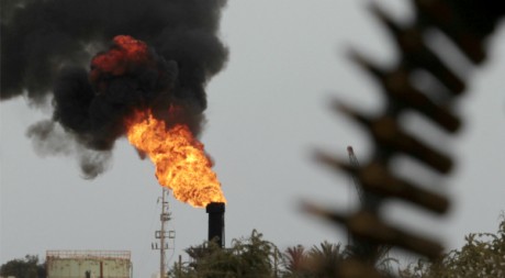 Un terminal pétrolier repris par les rebelles, à Zueitina, en Libye, le 27 mars 2011. REUTERS/Suhaib Salem