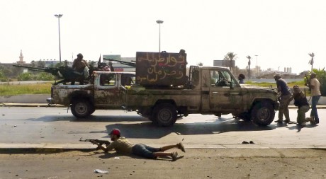 Des rebelles dans le centre de Tripoli, le 22 août 2011. REUTERS/Bob Strong
