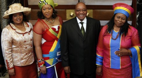 Le président sud-africain Jacob Zuma et ses trois femmes, le 3 juin 2009 à Cape Town. REUTERS/Mike Hutchings