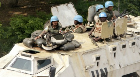 Les Casques bleus de l'ONU patrouillent dans les rues d'Abidjan, le 7 avril 2011. REUTERS/Luc Gnago