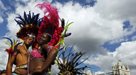 Nicole Compton et Kendell Eugene posent pour promouvoir le carnaval de Notting Hill, le 24 août 2011. REUTERS/Luke MacGregor