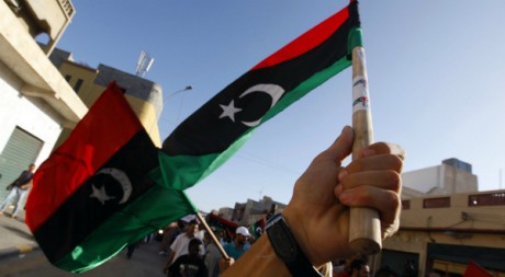 Un Libyen agite un drapeau, le 29 août 2011 à Tripoli. REUTERS/Anis Mili