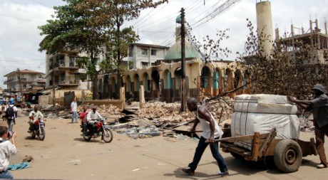 Une mosquée détruite à Onitsha, sud du Nigeria, le 23 février 2006. AFP PHOTO DAVE CLARK 