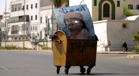 Un portrait de Kadhafi dans une benne à ordures à Tripoli, le 30 août 2011. AFP PHOTO/PATRICK BAZ 