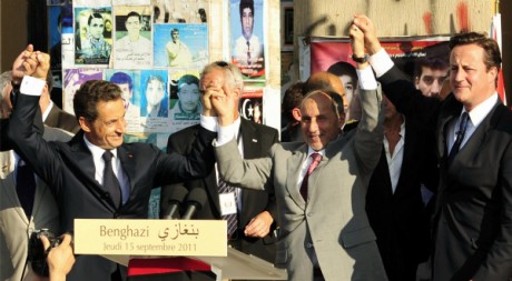 Nicolas Sarkozy, David Cameron et Moustafa Abdel Jalil à Tripoli, le 15 septembre 2011. REUTERS/Esam Al-Fetori