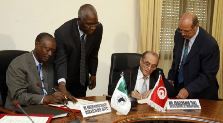 Le directeur de l'African Development Bank et le ministre tunisien Triki, à Tunis, le 19 septembre 2011. REUTERS/Zoubeir Souissi