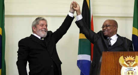 Les présidents brésilien Luis Inacio Lula da Silva et sud-africain Jacob Zuma à Prétoria, 9 juillet 2010. REUTERS/Thomas Mukoya
