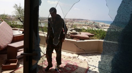 Un combattant à Syrte, le 4 octobre 2011. REUTERS/Asmaa Waguih
