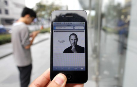 Un hommage à Steve Jobs sur iPhone. REUTERS/Carlos Barria.