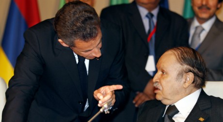 Les présidents Nicolas Sarkozy et Abdelaziz Bouteflika au sommet Afrique-France, Nice, 31 mai 2010. REUTERS/Eric Gaillard