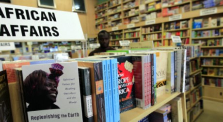 Des ouvrages exposés dans une librairie kényane. © Thomas Mukoya / Reuters