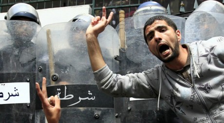 Manifestation en Algérie le 2 mai 2011. Reuters/Zohra Bensemra