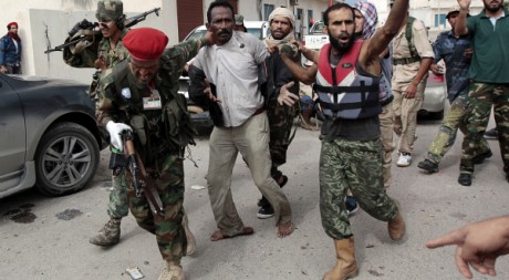 L'arrestation d'un combattant pro Kadhafi à Syrte, le 13 octobre 2011. REUTERS/Thaier Al-Sudani 