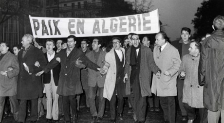 Des manifestants demandent l'indépendance de l'Algérie. AFP
