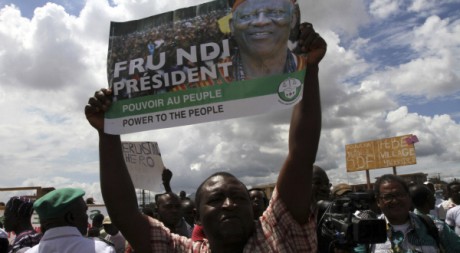 Des militants de Fru Ndi, principal opposant de Paul Biya, Yaoundé, octobre 2011. © Akintunde Akinleye/REUTERS
