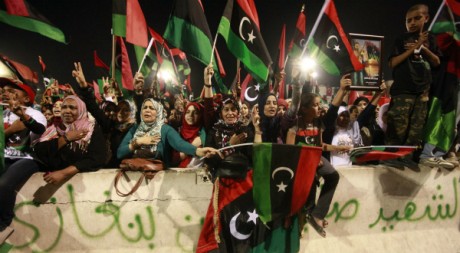 Une foule sur la place des martyrs célèbre la mort de Kadhafi, Tripoli, le 20 octobre 2011. REUTERS/Suhaib Salem