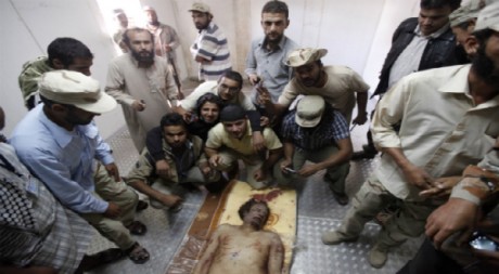 Le corps de Kadhafi entouré de révolutionnaires, dans une chambre froide de Misrata, 20 octobre 20011. REUTERS/Saad Shalash