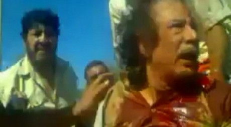 Mouammar Kadhafi couvert de sang, peu avant sa mort, 20 octobre 2011 (images amateur) © Reuters TV/Reuters
