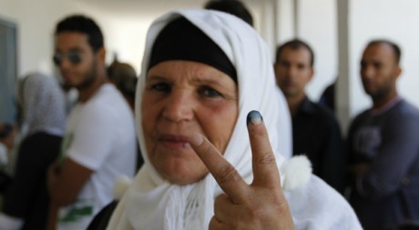 Manoubia Bouazizi fait le geste de la victoire après avoir voté. Reuters/Jamal Saidi