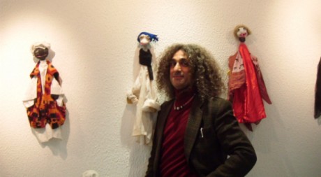 Hicham Gad au côté de ses marionnettes. Nadéra Bouazza/DR