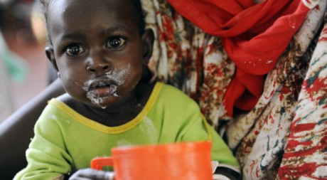 Un petit garçon en train de manger, au Kenya. REUTERS/Jonathan Ernst.