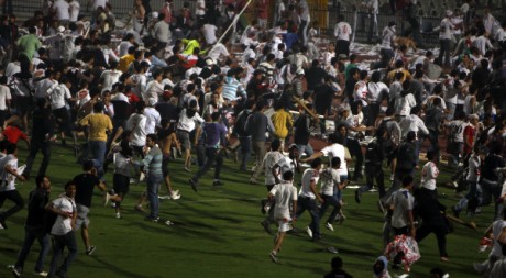 Furieux de voir leur club éliminé, des supporters de Zamalek envahissent  le stade du Caire. 3 avril 2011. 	 REUTERS/Amr Dalsh