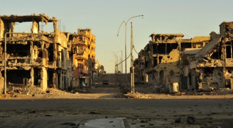 Vue sur une rue en ruine à Syrte, Libye, 21 octobre 2011. REUTERS/Esam Al-Fetori.