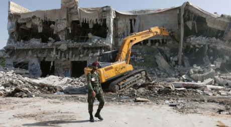 Un soldat devant une maison de Kadhafi à Tripoli, le 30 octobre 2011. REUTERS/Ismail Zetouni
