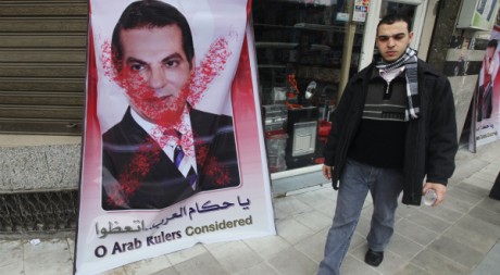 Un palestinien passe devant un poster de Ben Ali à Gaza, le 16 janvier 2011.