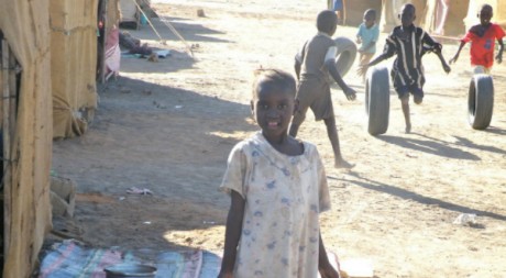 Des enfants jouent dans le quartier pauvre de Mayo au sud de Karthoum où vivent de nombreux sud-soudanais. ©Maryline Dumas.