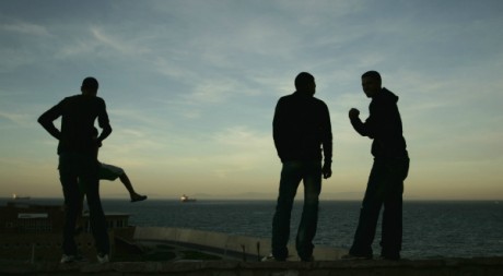 Près du port de Tanger, des Marocains regardent le détroit de Gibraltar au loin. Reuters/Rafael Marchante.