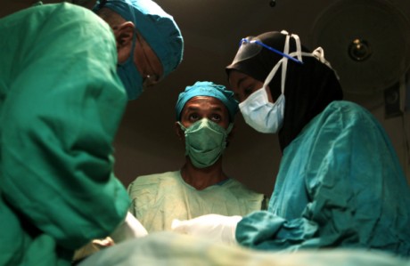Des chirurgiens en plein opération dans un hôpital de Mogadiscio, Somalie, 2011. REUTERS/Thomas Mukoya. 