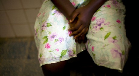 Une jeune femme violée au Libéria attend de recevoir un traitement médical. AFP/Glenna Gordon