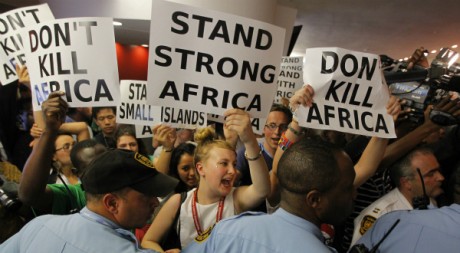 Activistes écologistes en soutien à l'Afrique, à Durban, Afrique du Sud, 9 décembre 2011. REUTERS/Mike Hutching.