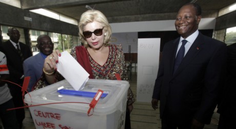 Alassane Ouattara et son épouse votent le 11 décembre 2011. REUTERS/Thierry Gouegnon /