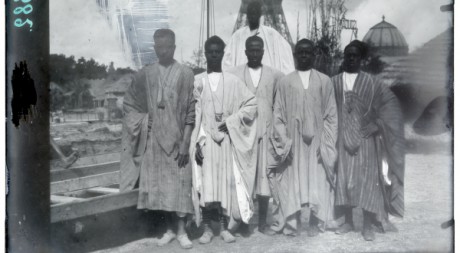 Groupe de Sénégalais à Paris. Négatif sur verre de 1895. © musée du quai Branly