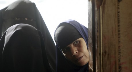 Trois femmes entrent dans un bureau de vote pour les élections législatives en Egypte  le 14 décembre 2011. Reuters/Amr Dalsh