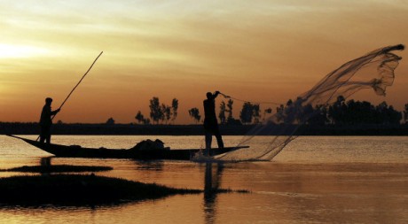 Pêcheurs sur le fleuve Niger, village de Saaya, Mali, 2007. REUTERS/Florin Iorganda.
