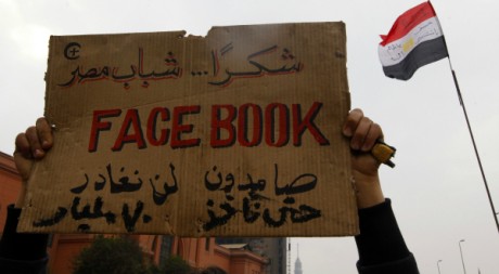 Une pancarte  brandie sur la place Tahrir au Caire, 7 février 2011. REUTERS/Yannis Behrakis.
