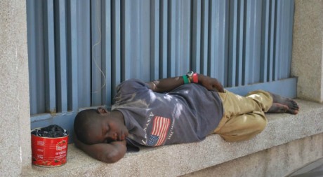Un jeune Sénégalais dort dans la rue le 16 avril 2010. AFP/Moussa Sow