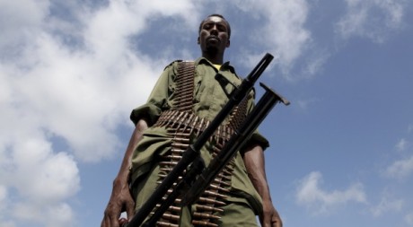 Un soldat du gouvernement somalien patrouille à Burgabo (océan indien). REUTERS/Noor Khamis 