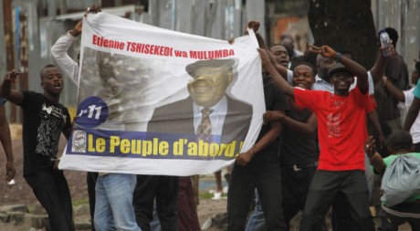 De jeunes sympathisants d'Etienne Tshisekedi à Kinshasa, le 23 décembre. © Stringer/Reuters