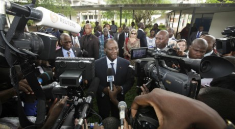 Allassane Ouattara à la sortie d'un bureau de vote de Cocody, le 11 décembre 2011. REUTERS/Thierry Gouegnon.
