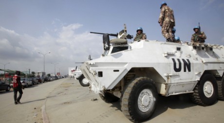 Des troupes de l'ONU à Koumassi, le 11 décembre 2011. REUTERS/Thierry Gouegnon